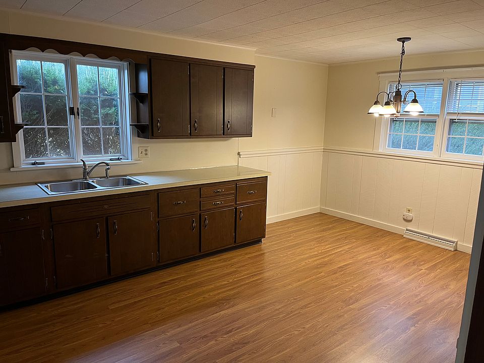 Kitchen and dining area.