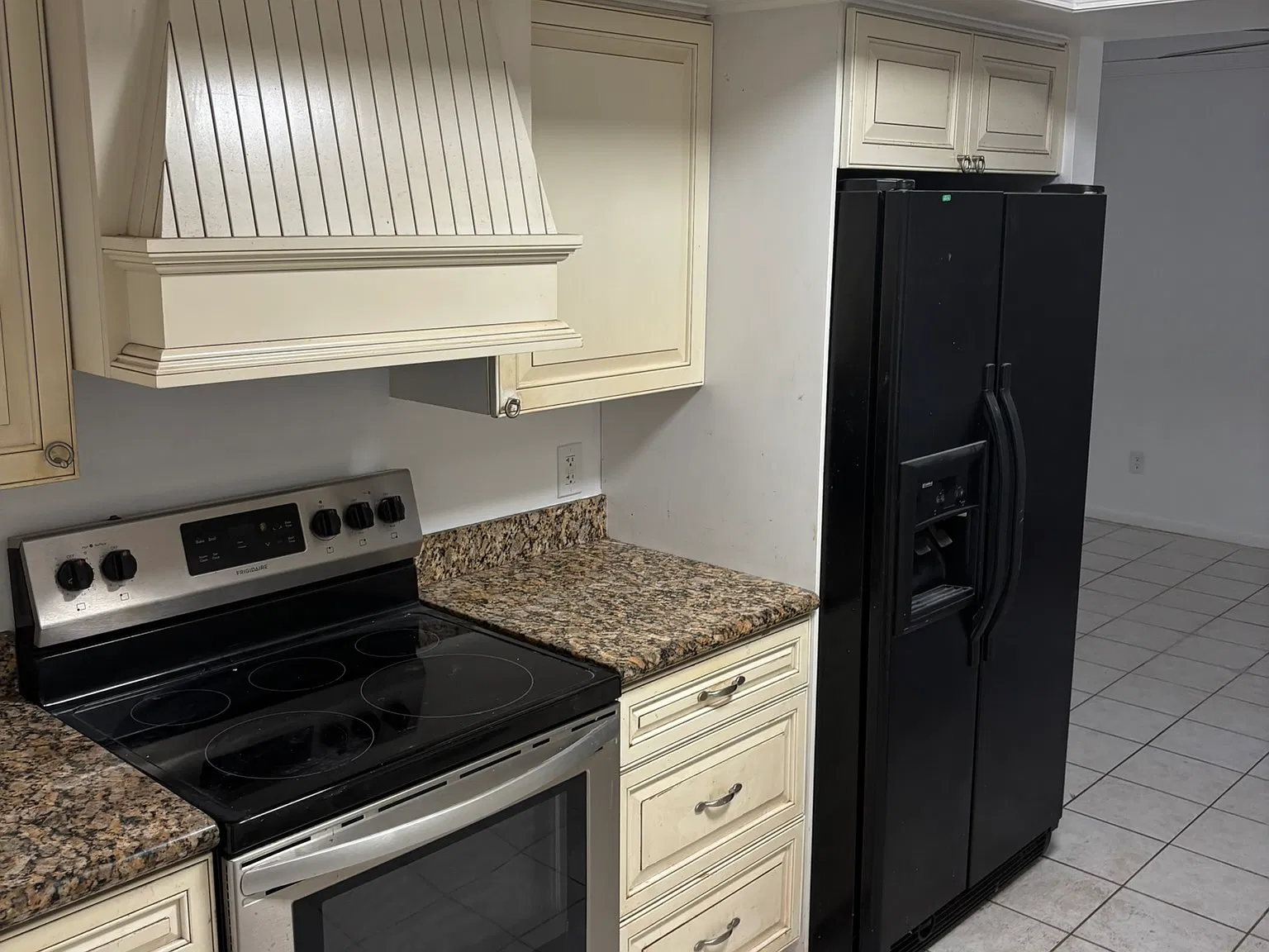 3 bed, 2500 sqft, $3,690 — Photo 3