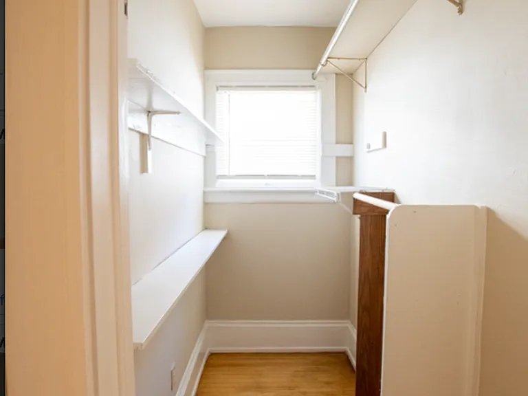 $1565 2 Bedroom Upper Flat Near UWM - 2728 N Murray — Photo 9
