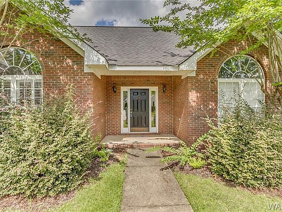 3rd image of 940 Lynn Oaks St