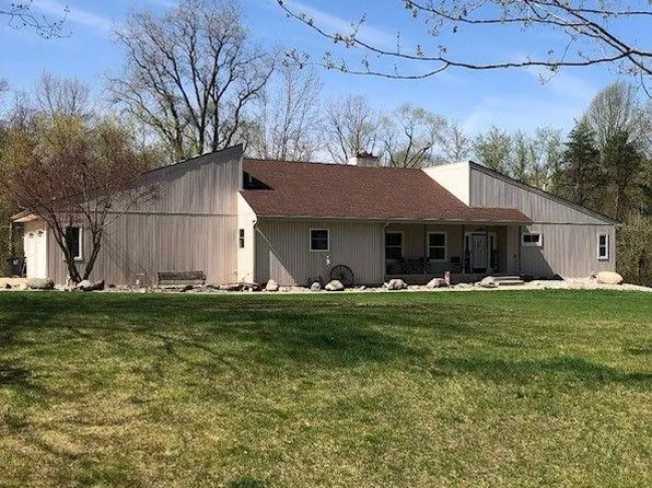 3922 Winterwood Dr, Howell, MI 48843