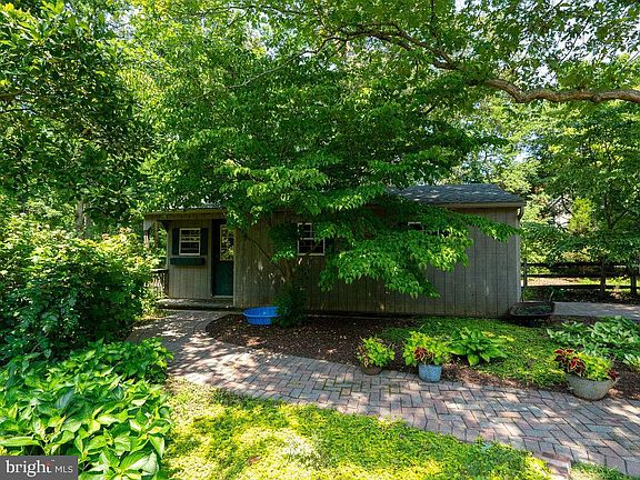 5th image of 971 Laurel Ln