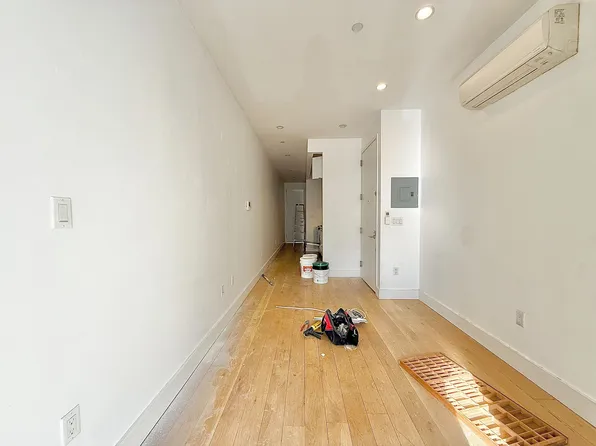 83 Montrose Avenue image 4 of 8