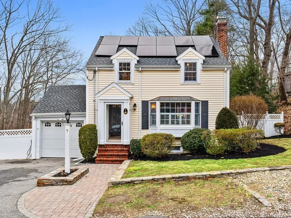 7 Robert St, Wakefield, MA 01880