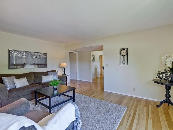 4th image of 1629 Blackhawk Dr