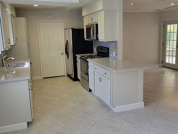 3rd image of 1876 Capri Ln