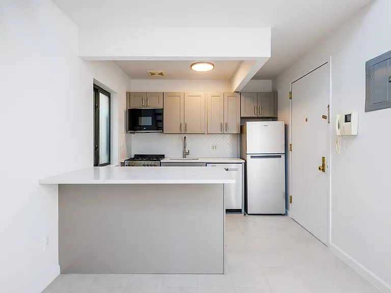 421 E 12th St #10 — Photo 2