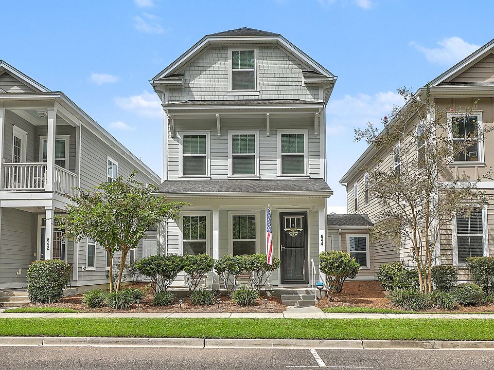 1st image of 844 Rue Dr