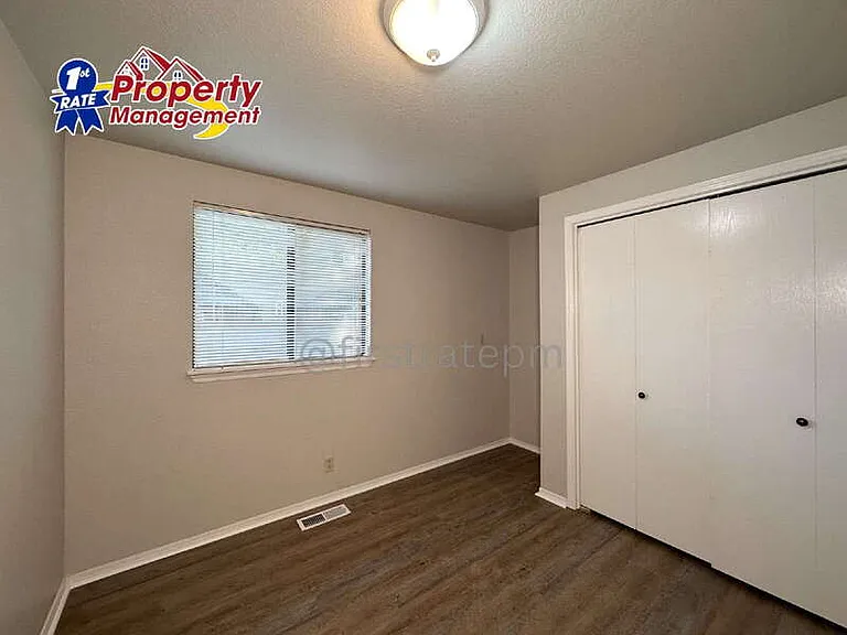 1184 W Lee St — Photo 14