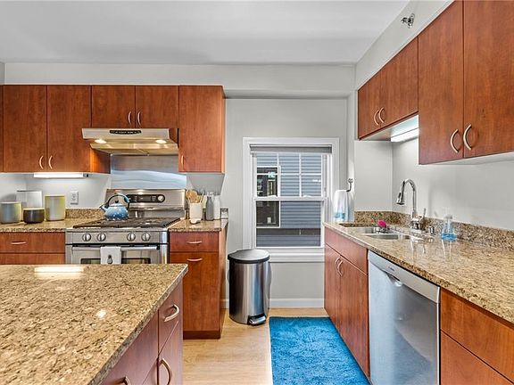 4th image of 1488 Westminster St #9