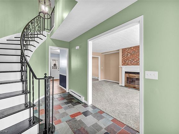 3rd image of 11 Meadowlawn Dr Unit 5