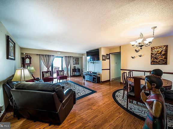 5th image of 205 Yoakum Pkwy Unit 1619