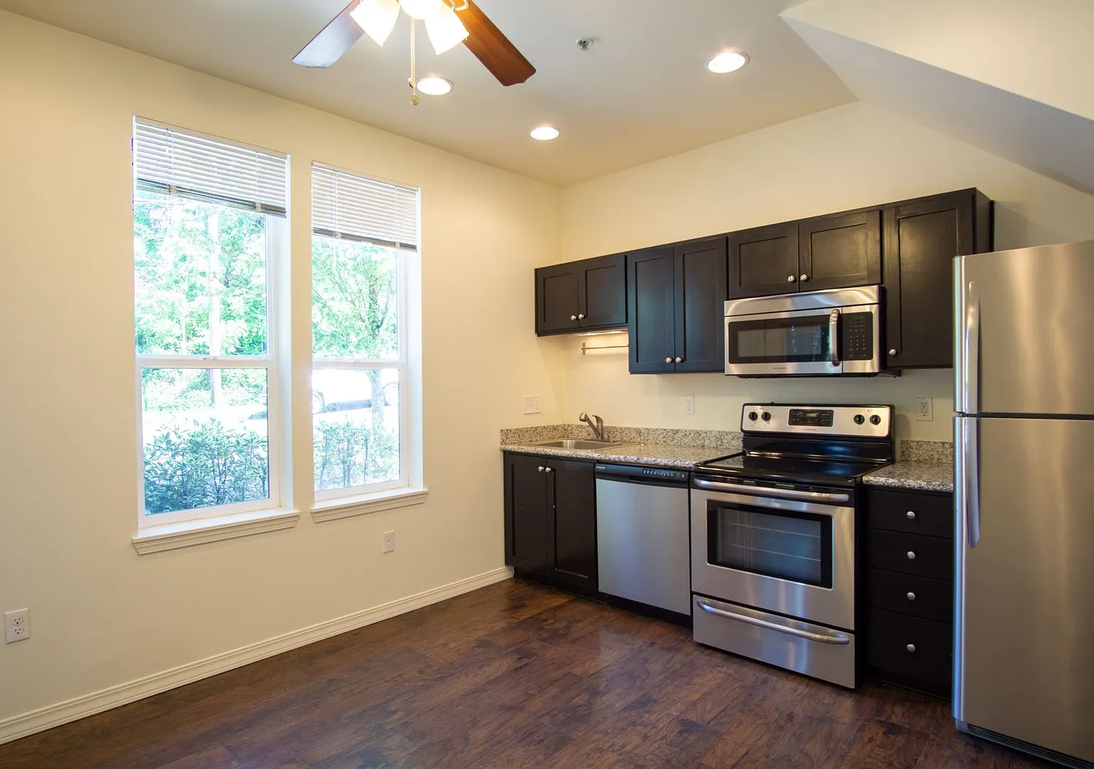 Sellwood 1Bdr Townhouse w/ W/D, DW, & Balcony! — Photo 3
