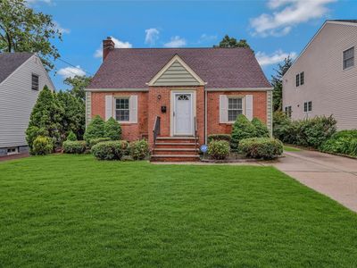 35 Greenway, New Hyde Park, NY, 11040