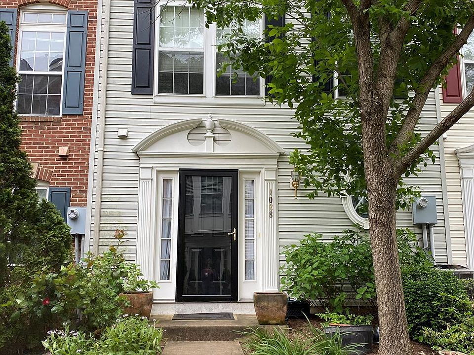1st image of 1028 Harrison Cres