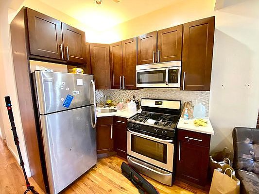 4th image of 1413 Bedford Ave #2