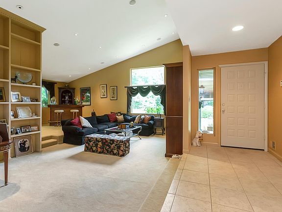 3rd image of 40 Country Club Dr