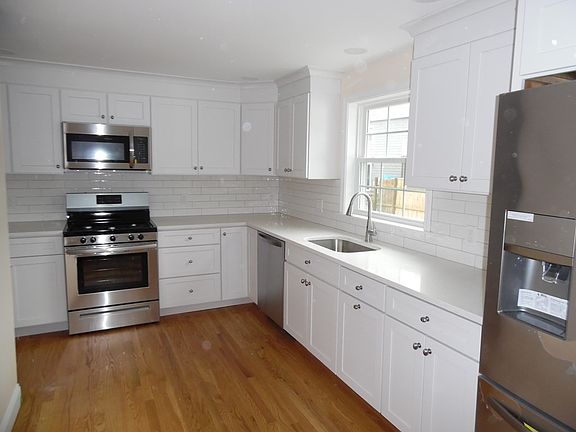 2nd image of 10 Bailey St E