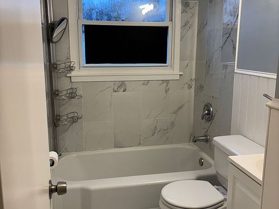4th image of 9702 Oakdale Ave