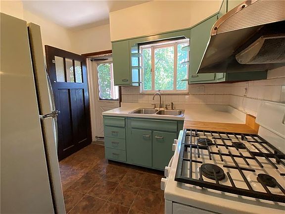 4th image of 2249 Wightman St