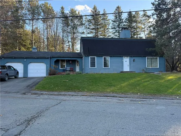 28 Lawson St, Edmundston, NB E3V 1Z4