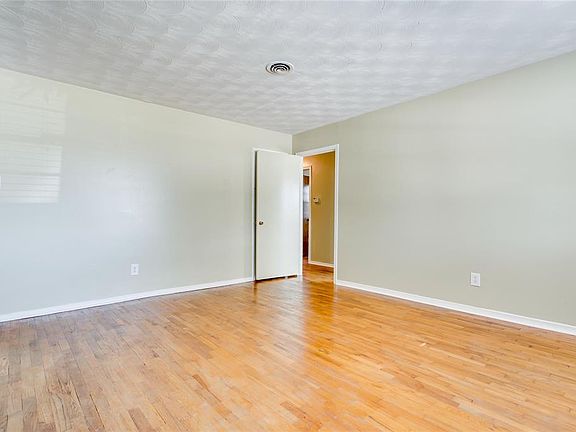 4th image of 3071 Mark Twain Dr