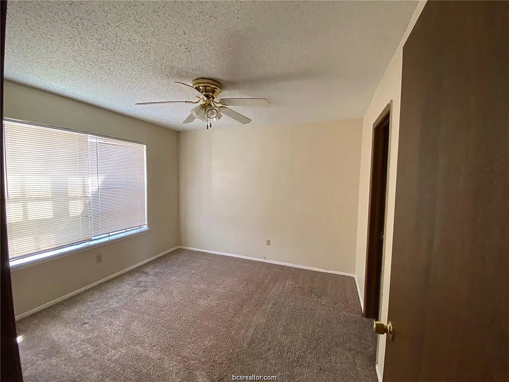 2 bed, 1.5 bath, 877 sqft, $900 — Photo 4