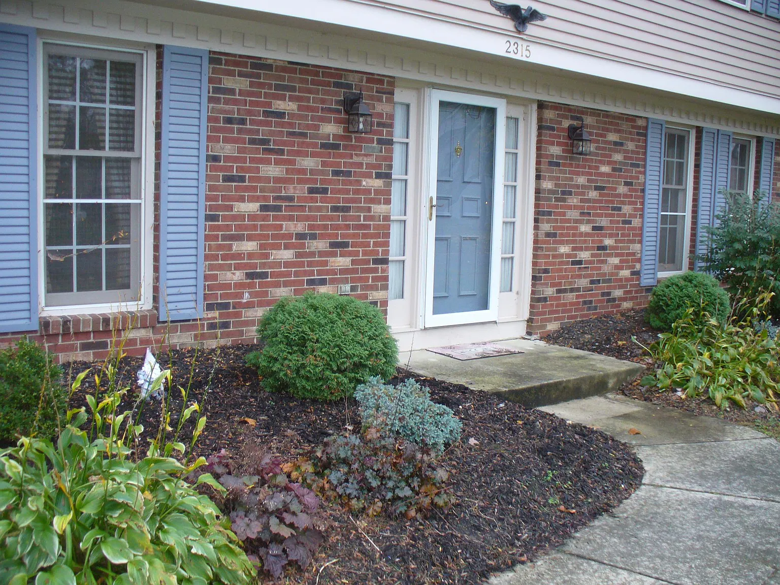 5 bed, 2.5 bath, 2500 sqft, $2,600 — Photo 2