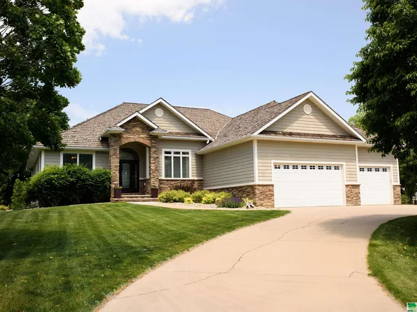 517 Monterey Trl, Dakota Dunes, SD 57049