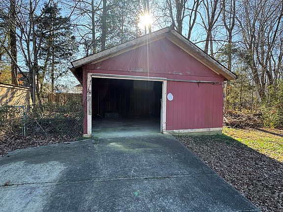 3rd image of 522 Jewel Dr