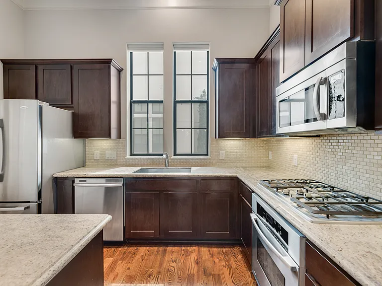 425 S Cesar Chavez Blvd — Photo 10