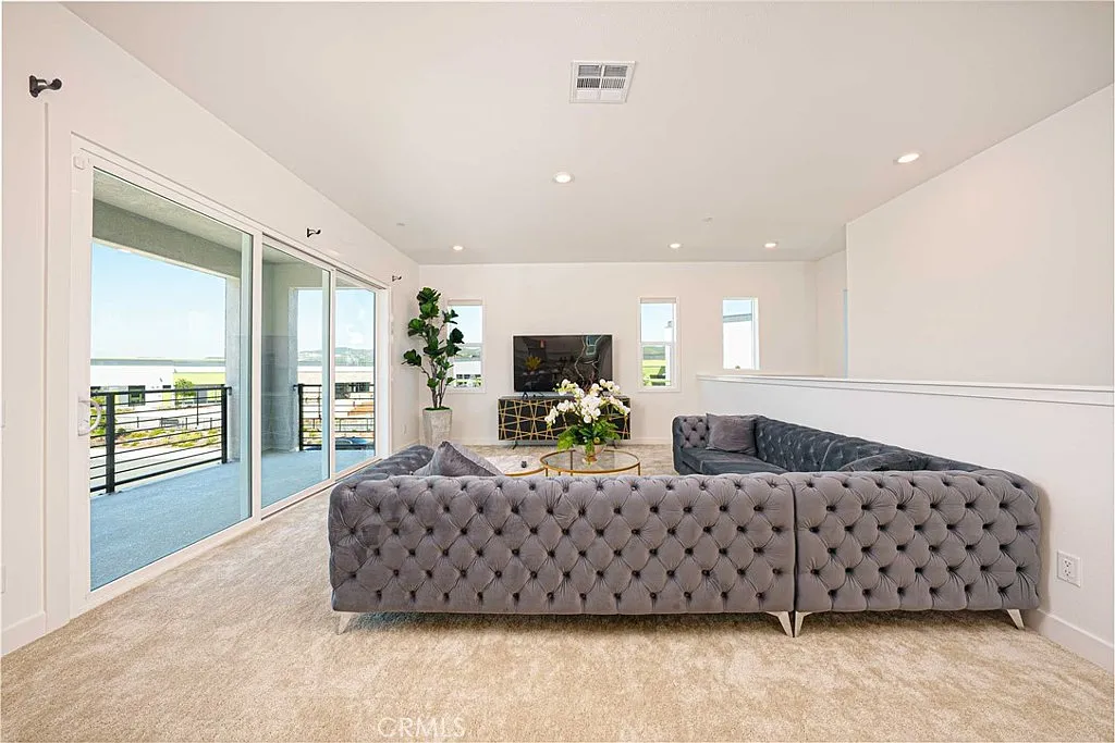 4 bed, 2995 sqft, $7,800 — Photo 2