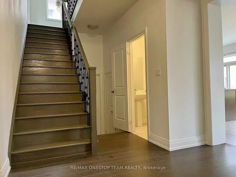 24 Pennine Dr — Photo 8