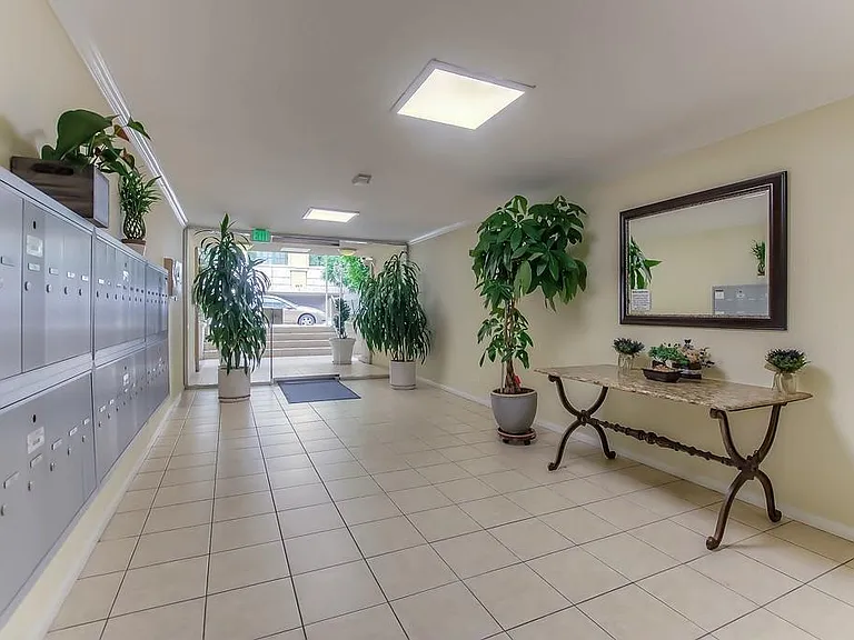 Brentwood Plaza — Photo 13