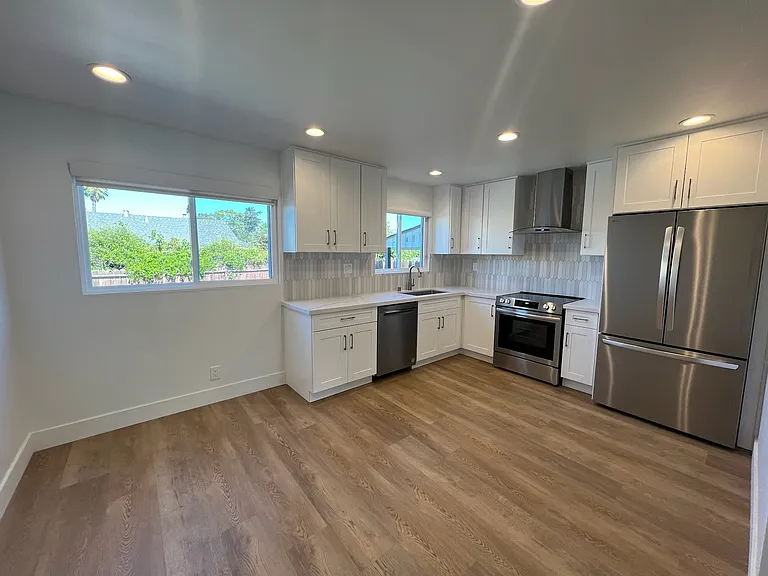 21258 Hobert St — Photo 3