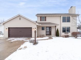 3055 Whispering Oak Dr, Saginaw, MI 48603