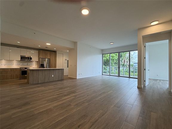 4th image of 529 SW 11th St #203