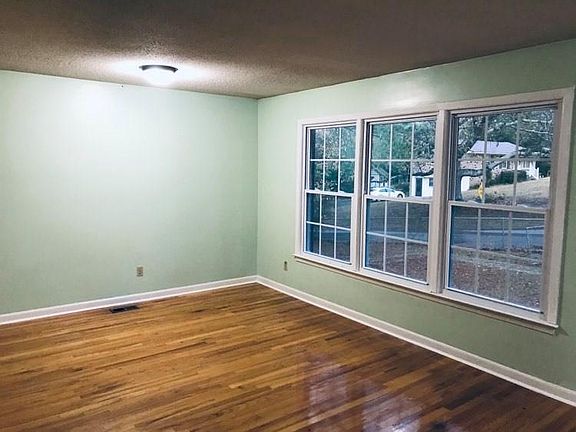 4th image of 704 Kershaw Dr #1