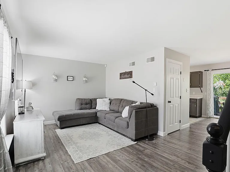 Heatherwood Dr — Photo 1