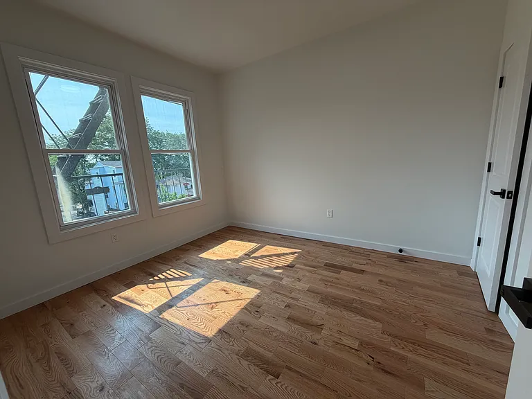 181 Woodside Ave #1R — Photo 8