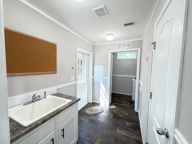 55 Oak Ave — Photo 22