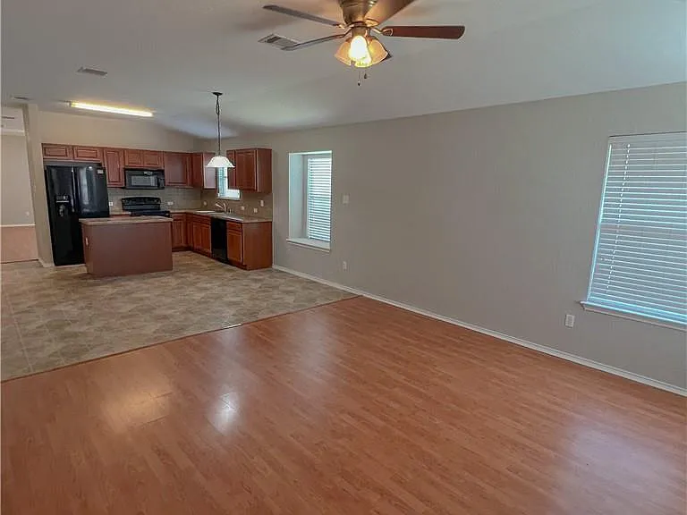 325 Altamont St — Photo 7