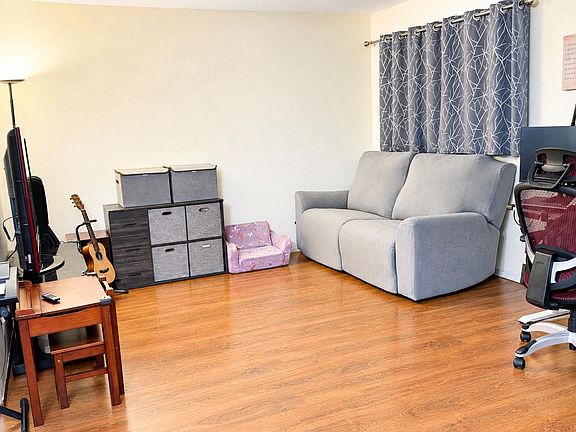3rd image of 49 Derow Ct