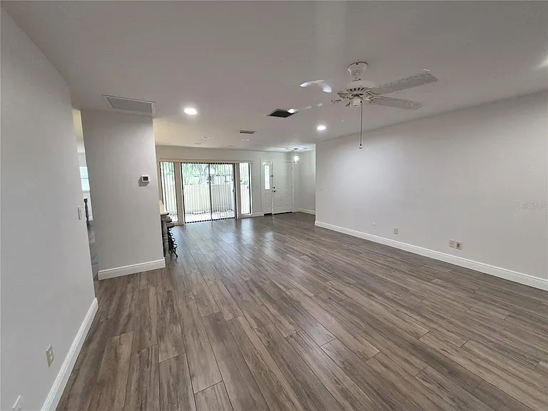 160 Joanne Pl — Photo 8