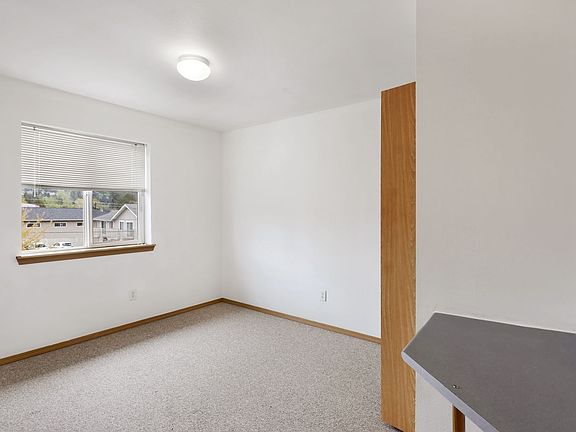 5th image of 1020 23rd St APT 205