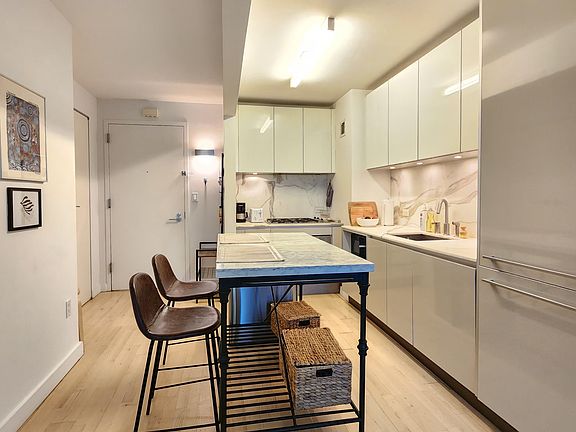 5th image of 322 W 57th St APT 22R