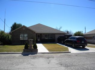 208 W 8th St, Del Rio, TX 78840