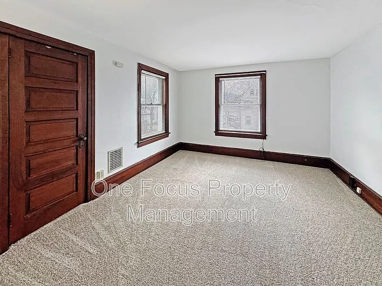 325 Percy St — Photo 9
