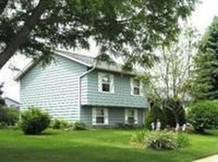 233 Glenwood Rd, Oconomowoc, WI 53066