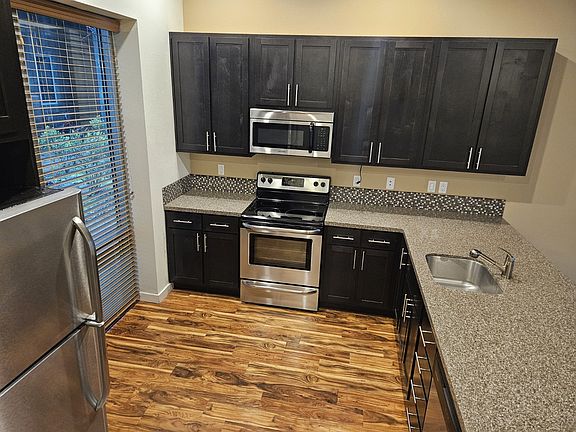 3rd image of 433 SE Washington St #21086676